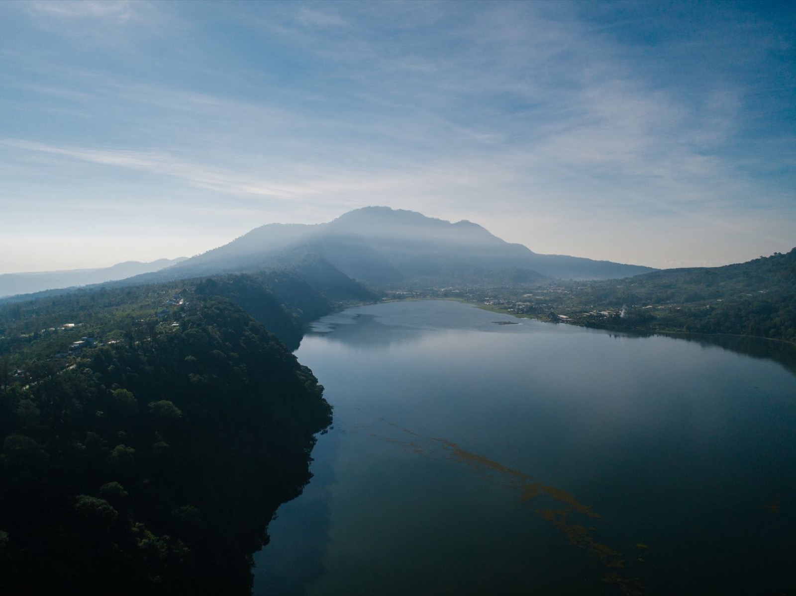 群山与树林环绕湖泊的航拍风景
