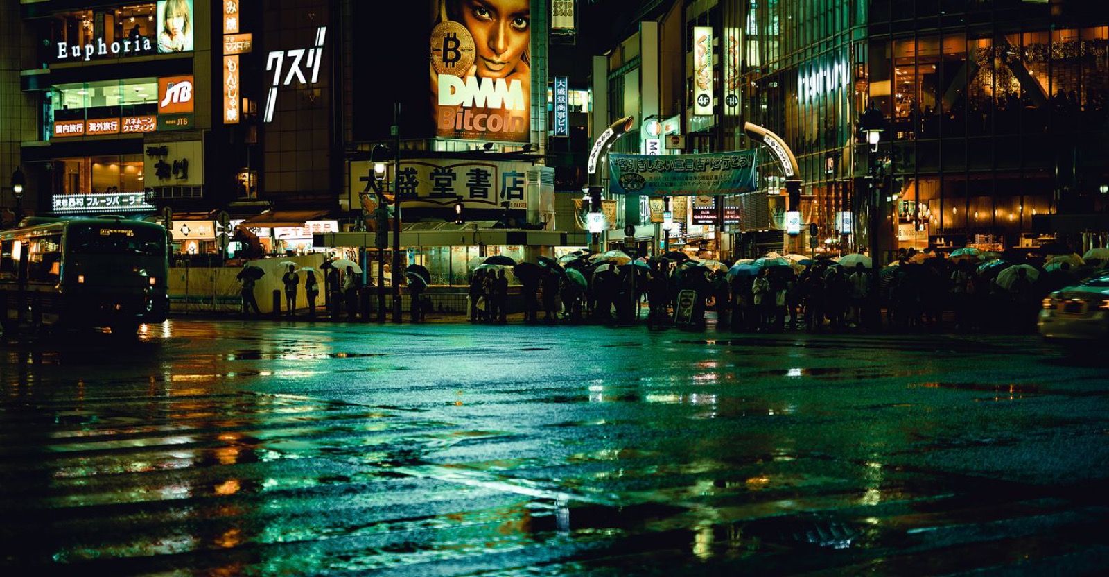雨夜城市街道与霓虹灯在路面上的倒影