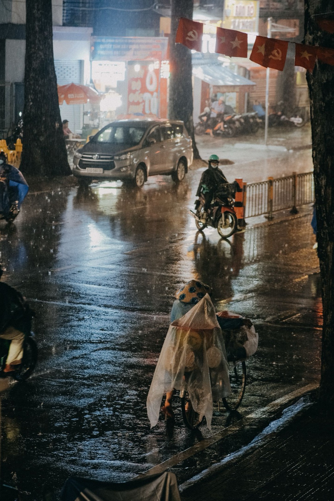 雨夜中机动车行驶在湿润的街道上